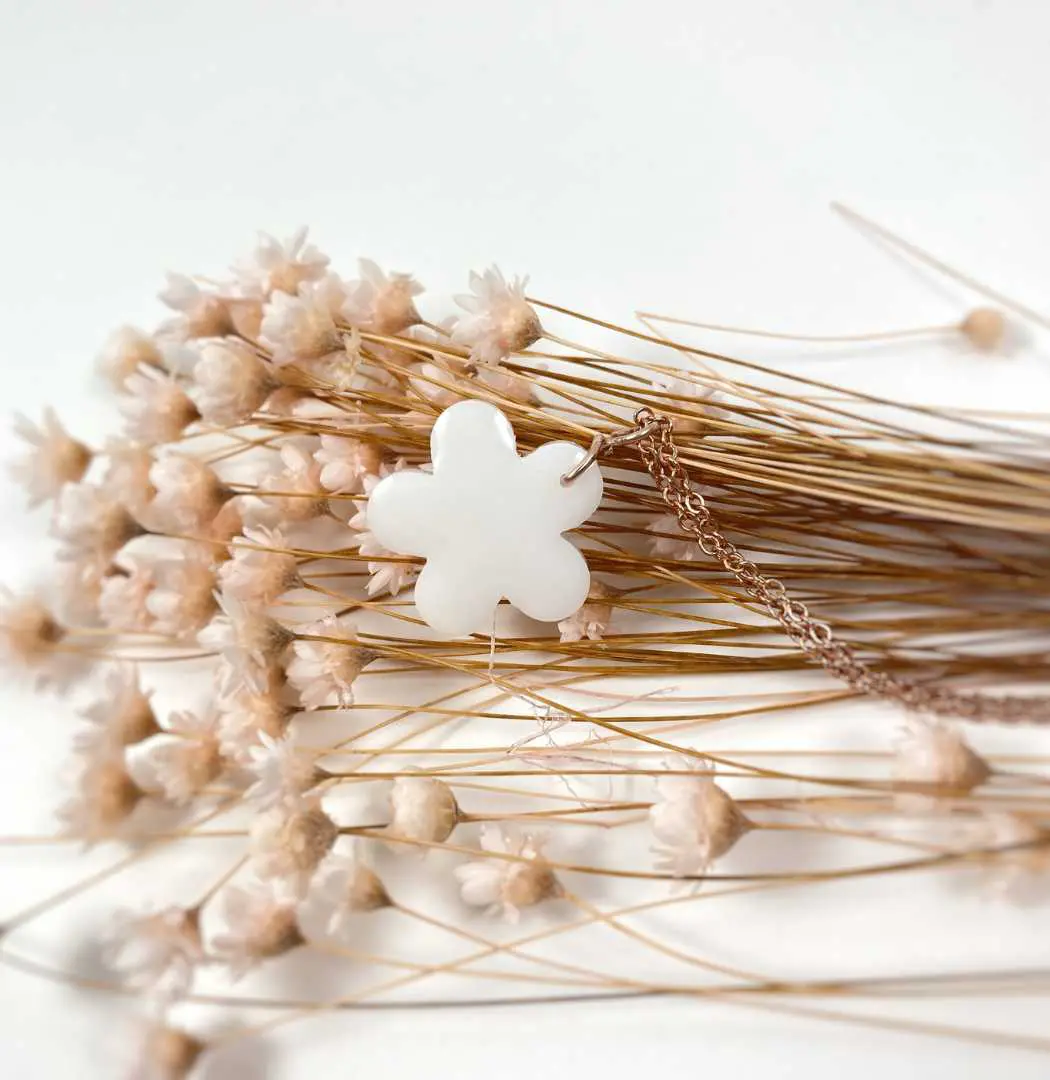 Fleurette pendentif au lait maternel bijou souvenir