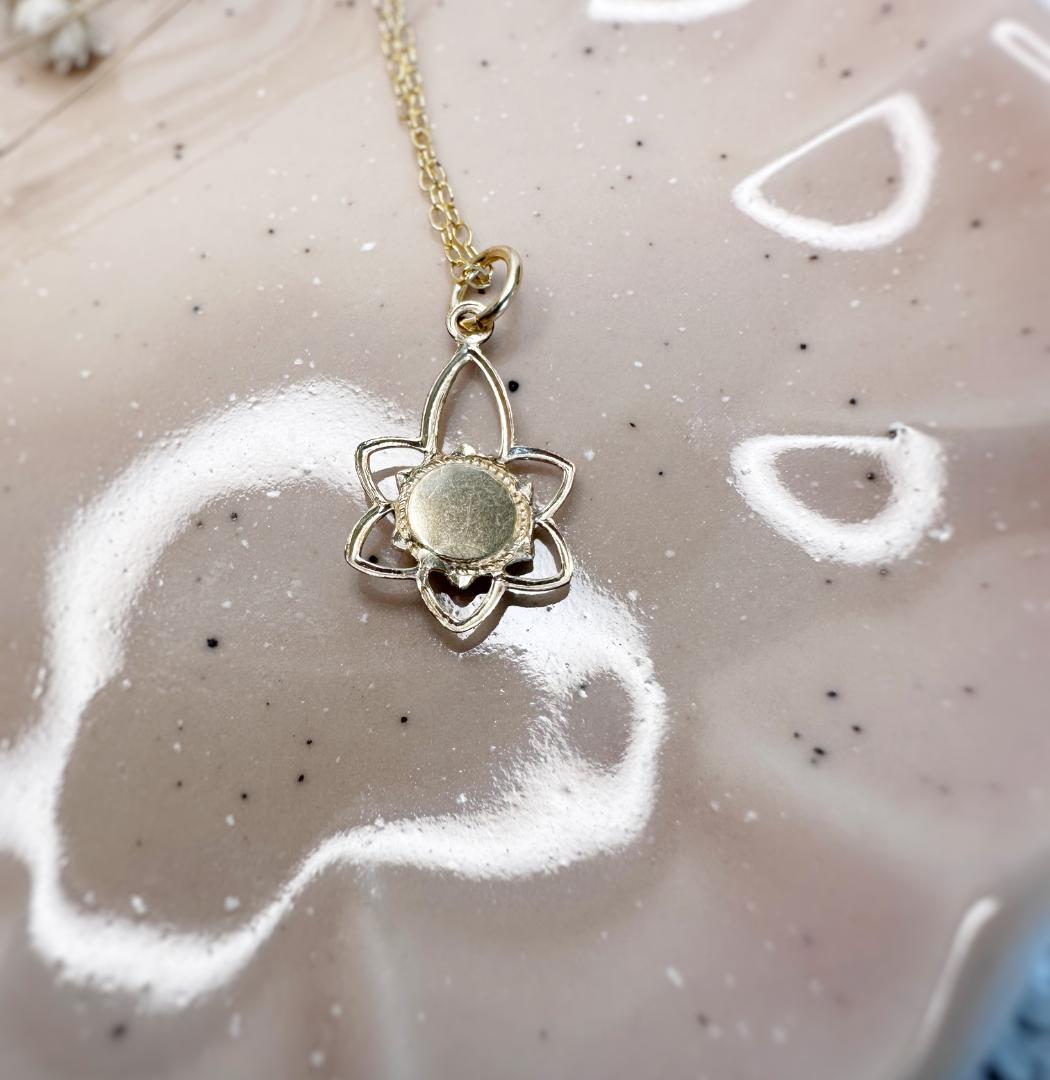 Lotus - Pendentif au lait maternel 4 pendentif lotus bijou souvenir au lait maternel 1