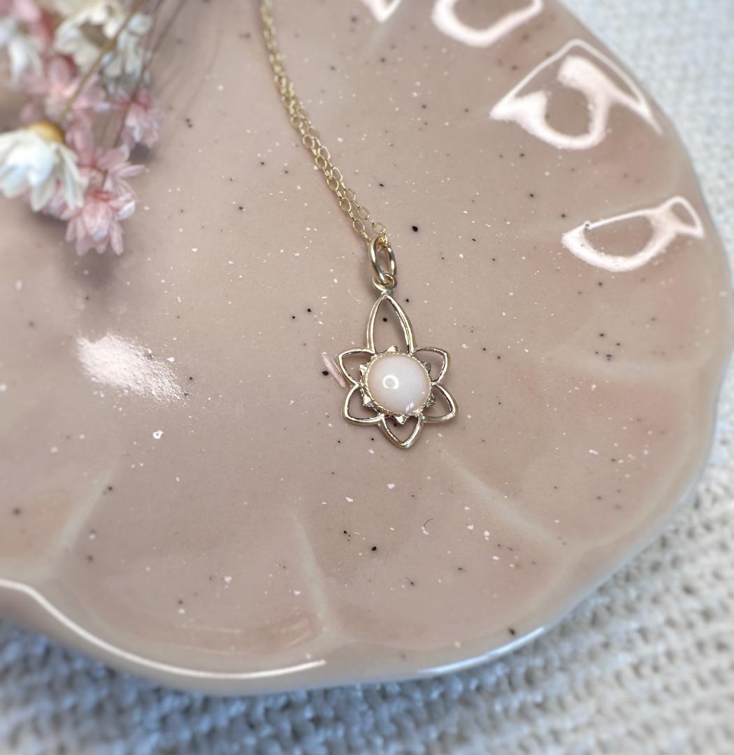 Lotus - Pendentif au lait maternel 1 pendentif lotus bijou souvenir au lait maternel 2