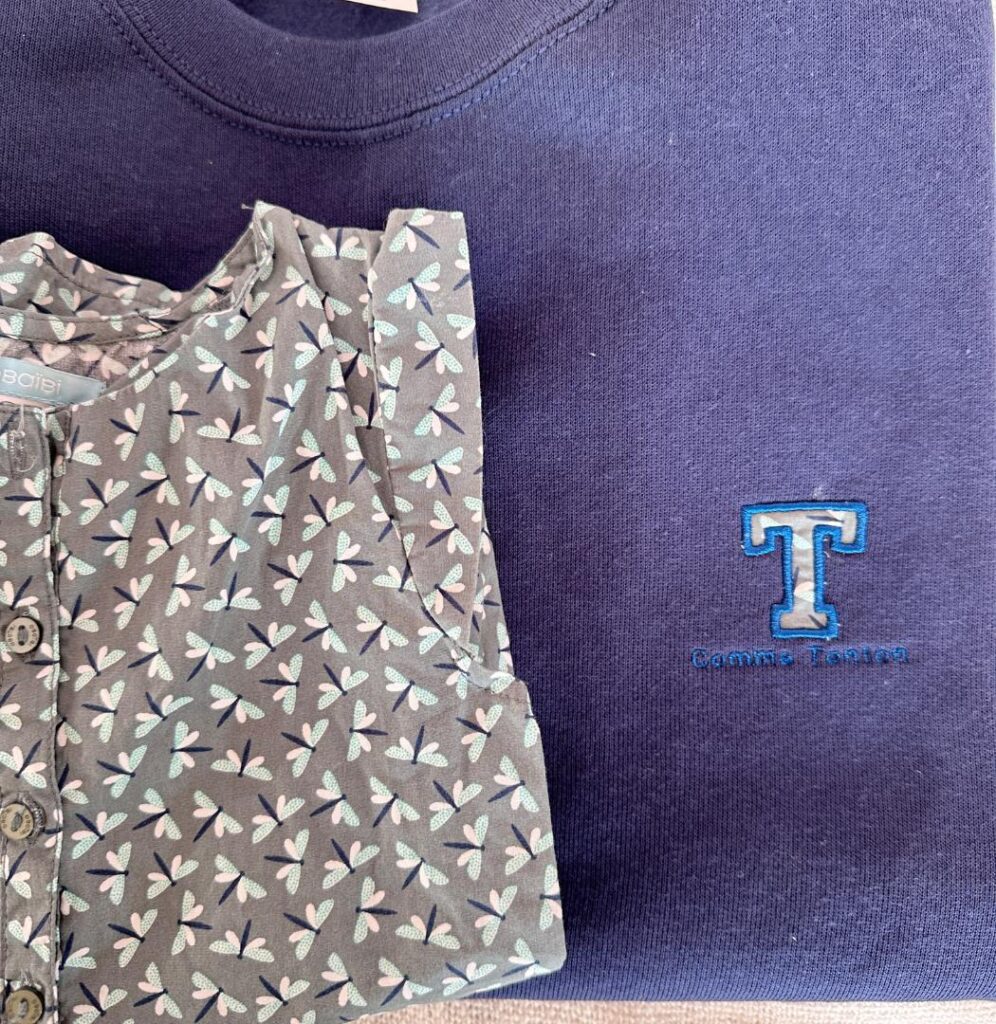 Ces petits vêtements méritent mieux qu'une boîte au fond d'un placard 5 Sweat souvenir Lettre Chérie - choisissez votre lettre à broder !