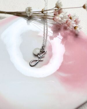 Initiale Cursive pendentif au lait maternel1