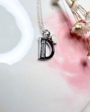 Initiale brillante pendentif au lait maternel