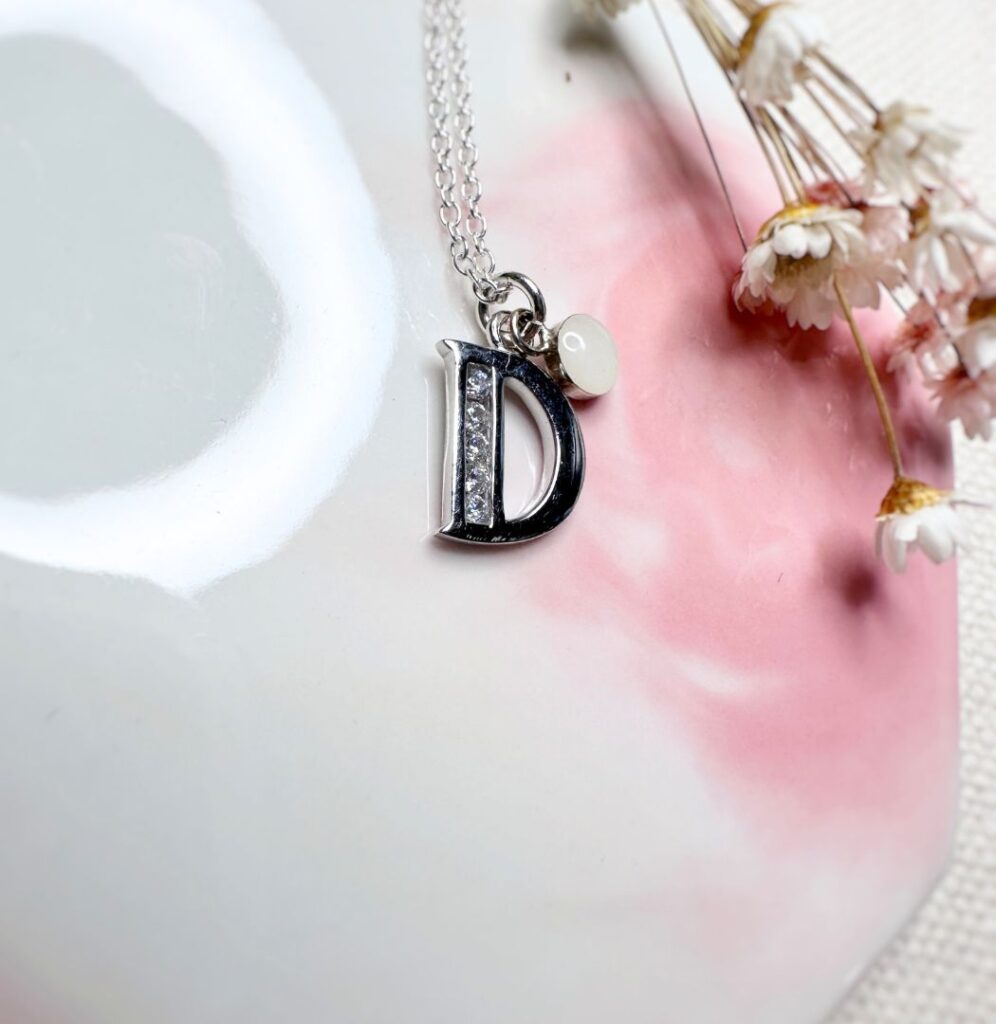 Conservation du lait maternel : le guide pratique, du tirage au congélateur 18 Initiale brillante pendentif au lait maternel
