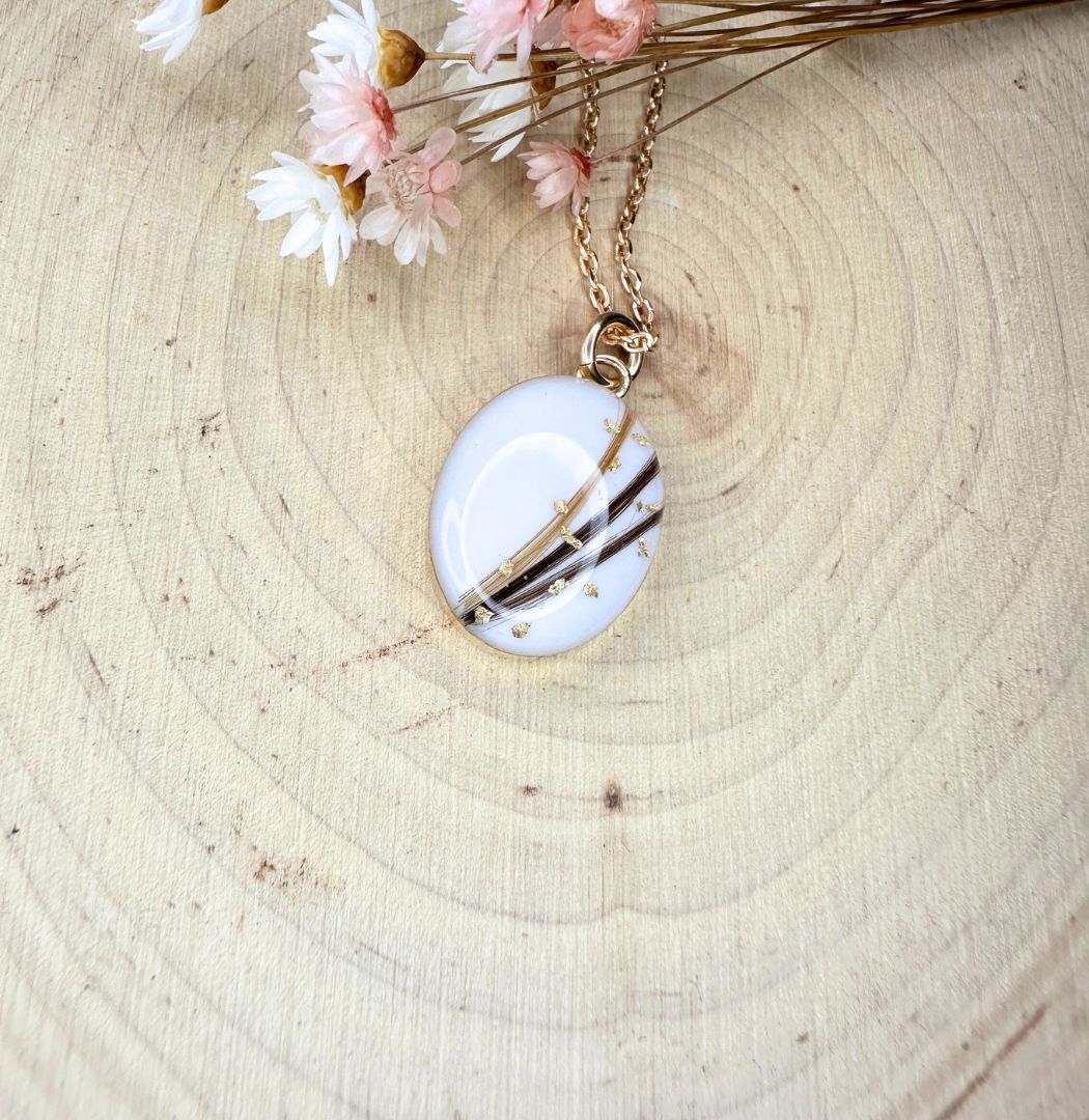 Conservation du lait maternel : le guide pratique, du tirage au congélateur 2 Pendentif souvenir en lait maternel créé à la main par Prunelle Bijoux