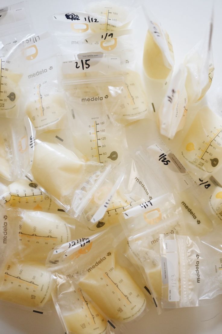 Sachets de conservation du lait maternel étiquetés avec date et heure de tirage