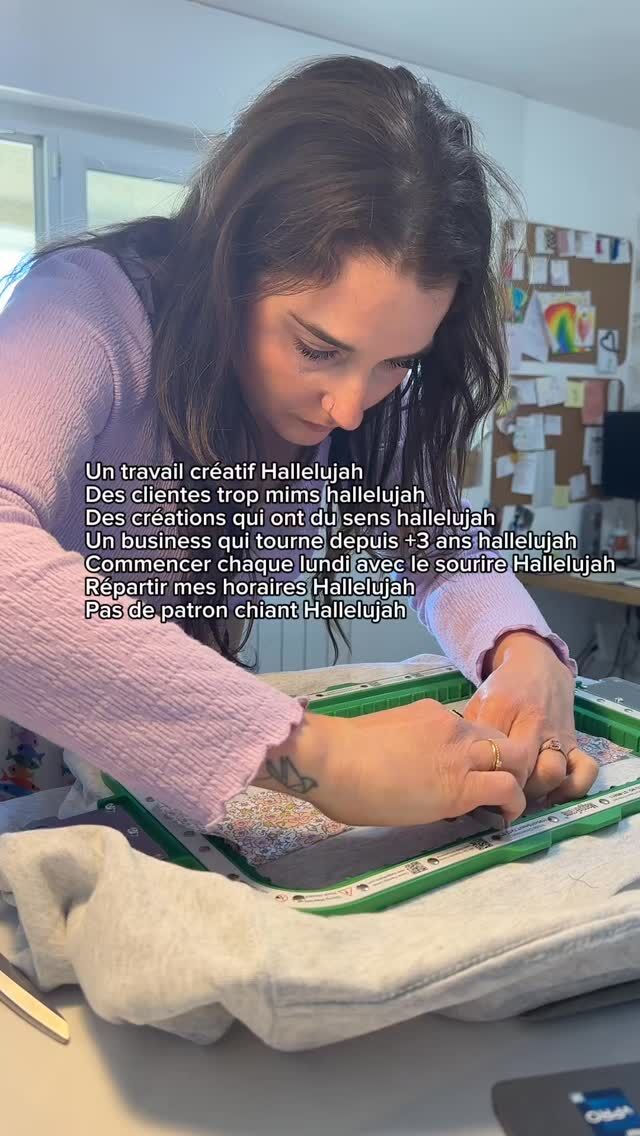 Je suis mon propre patron et je suis chiante donc en vrai je ne sais pas pour la dernière 😅

L’Entreprenariat c’est stressant et c’est dur, alors c’est bien de se rappeler de temps en temps pourquoi on fait ça 💜

Portez vos souvenirs près du coeur 💕
___________________________________

Modèles déposés ®️

Hello, moi c’est Mélane et je transforme tes souvenirs en bijou et broderies

🤍Bijoux contenant ton lait maternel pour un beau souvenir de ton allaitement, fleurs séchées de bouquet de mariée, sable, cendres, terre, cordon ombilical… les possibilités sont infinies ! Créons ensemble ton bijou souvenir, lien en bio ! 

💜 Broderies souvenirs avec les vêtements de bébé, de personnes qui nous ont quittées, que des sweats à porter et reporter pour afficher fièrement son histoire de vie, lien en bio ! 

[ allaitement - Parentalité - maternité - motherhood - tétées - lait maternel - bijoux - souvenirs - bébé - enfant - toddler - newborn - nourrisson - infant - bijou au lait maternel - mode bébé- vêtements souvenirs - bébé 2026 ]

#allaitement #bébé2024  #parentalité #futuremaman 
#bébéenroute