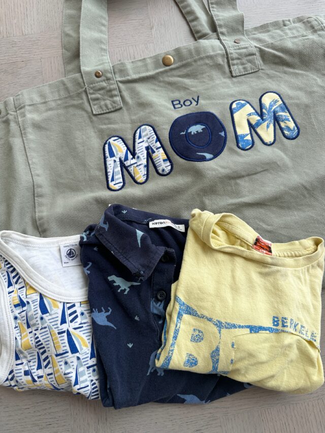 Les t-shirts de ses petits boys pour une belle broderie sur le sac de Fanny ✨

(Oui il faut que je me trouve un meilleur set up pour faire les photos des broderie, la table de la véranda ça marche pas foufou) 

Toi aussi, transforme les petits vêtements préférés de tes enfants pour en faire une jolie broderie à porter au quotidien ! 

Portez vos souvenirs près du coeur 💕
___________________________________

Modèles déposés ®️

Hello, moi c’est Mélane et je transforme tes souvenirs en bijou et broderies

🤍Bijoux contenant ton lait maternel pour un beau souvenir de ton allaitement, fleurs séchées de bouquet de mariée, sable, cendres, terre, cordon ombilical… les possibilités sont infinies ! Créons ensemble ton bijou souvenir, lien en bio ! 

💜 Broderies souvenirs avec les vêtements de bébé, de personnes qui nous ont quittées, des sweats à porter et reporter pour afficher fièrement son histoire de vie, lien en bio ! 

[ allaitement - Parentalité - maternité - motherhood - tétées - lait maternel - bijoux - souvenirs - bébé - enfant - toddler - newborn - nourrisson - infant - bijou au lait maternel - mode bébé- vêtements souvenirs - bébé 2026 ]

#allaitement #bébé2024  #parentalité #futuremaman 
#bébéenroute