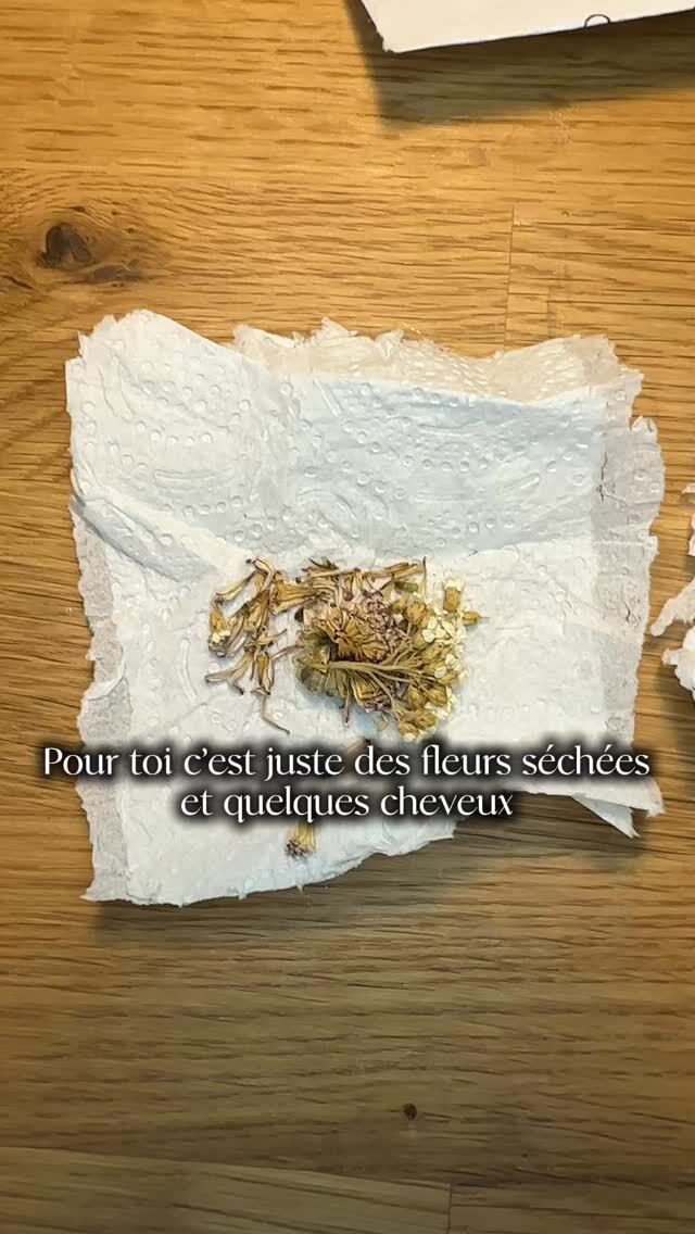 👇🏻Quel souvenir aimeriez-vous immortaliser en bijou ? Dites-le moi en commentaire !

Le bijou de Rosa 🤩

Derrière chaque mèche de cheveux et chaque pétale séché se cache l’histoire de toute une vie… 🤍✨

Pour certains, ce ne sont que des souvenirs qui dorment dans une boîte. Mais pour une maman, c’est tout son monde. C’est le souvenir vibrant du plus beau jour de sa vie et la douceur infinie des premiers mois de son bébé. 🌸👶

Dans mon atelier, je mets tout mon cœur à transformer vos trésors les plus précieux — vos fleurs séchées de mariage, les premières mèches de cheveux de votre enfant, et votre lait maternel — en un bijou souvenir unique et intemporel. Un condensé d’amour pur à porter tout près du cœur, pour toujours. 💎🥛

✨ Envie de figer vos plus beaux moments dans le temps ? Les commandes sont ouvertes. Rendez-vous sur le lien dans ma bio pour découvrir l’univers de la marque et personnaliser votre propre bijou. 🛍️

ortez vos souvenirs près du coeur 💕
___________________________________

Modèles déposés ®️

Hello, moi c’est Mélane et je transforme tes souvenirs en bijou et broderies

🤍Bijoux contenant ton lait maternel pour un beau souvenir de ton allaitement, fleurs séchées de bouquet de mariée, sable, cendres, terre, cordon ombilical… les possibilités sont infinies ! Créons ensemble ton bijou souvenir, lien en bio ! 

💜 Broderies souvenirs avec les vêtements de bébé, de personnes qui nous ont quittées, des sweats à porter et reporter pour afficher fièrement son histoire de vie, lien en bio ! 

[ allaitement - Parentalité - maternité - motherhood - tétées - lait maternel - bijoux - souvenirs - bébé - enfant - toddler - newborn - nourrisson - infant - bijou au lait maternel - mode bébé- vêtements souvenirs - bébé 2026 ]