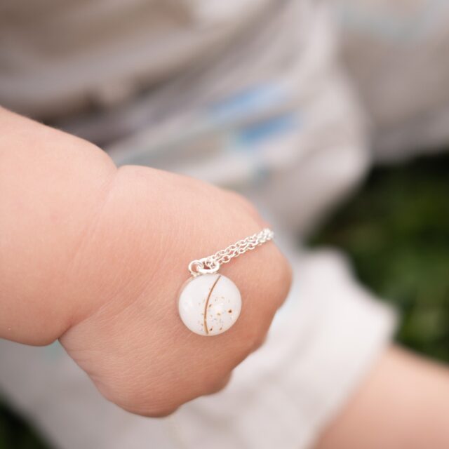 Une si petite main,
pour un amour immense...
à porter autour du cou 😍

[Vos bébés avec votre bijou de lait maternel je fooooonds]

📸 @french_girl_around_the_world 

Portez vos souvenirs près du coeur 💕
___________________________________

Modèles déposés ®️

Hello, moi c’est Mélane et je transforme tes souvenirs en bijou et broderies

🤍Bijoux contenant ton lait maternel pour un beau souvenir de ton allaitement, fleurs séchées de bouquet de mariée, sable, cendres, terre, cordon ombilical… les possibilités sont infinies ! Créons ensemble ton bijou souvenir, lien en bio ! 

💜 Broderies souvenirs avec les vêtements de bébé, de personnes qui nous ont quittées, que des sweats à porter et reporter pour afficher fièrement son histoire de vie, lien en bio ! 

[ allaitement - Parentalité - maternité - motherhood - tétées - lait maternel - bijoux - souvenirs - bébé - enfant - toddler - newborn - nourrisson - infant - bijou au lait maternel - mode bébé- vêtements souvenirs - bébé 2026 ]