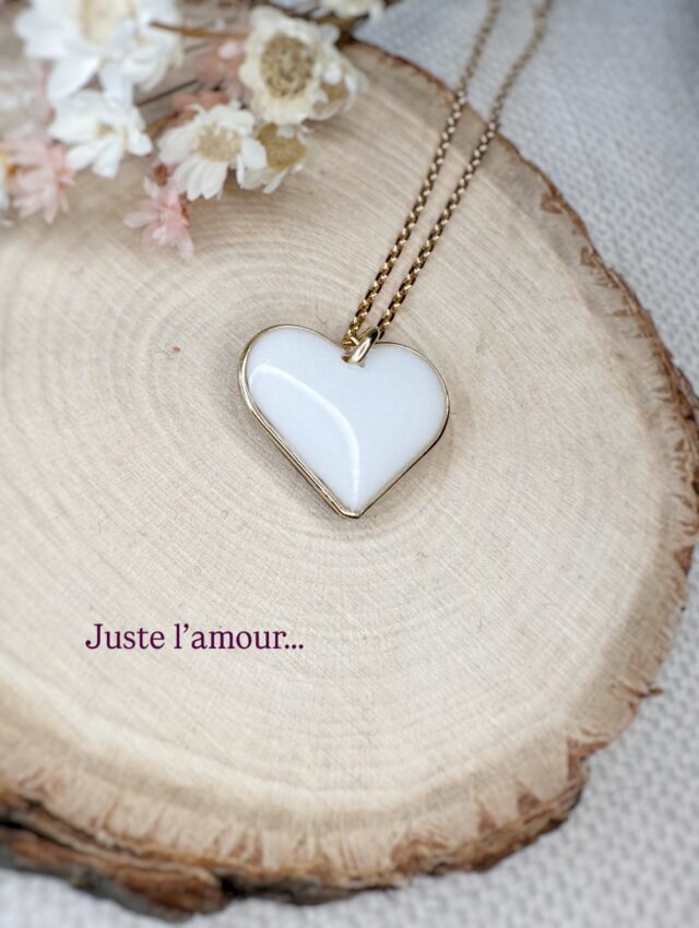L’amour s’exprime simplement,
Tout comme ce bijou : simple, élégant, juste son lait maternel dans un joli bijou. Il n’en fait pas plus. 

Portez vos souvenirs près du coeur 💕
___________________________________

Modèles déposés ®️

Hello, moi c’est Mélane et je transforme tes souvenirs en bijou et broderies

🤍Bijoux contenant ton lait maternel pour un beau souvenir de ton allaitement, fleurs séchées de bouquet de mariée, sable, cendres, terre, cordon ombilical… les possibilités sont infinies ! Créons ensemble ton bijou souvenir, lien en bio ! 

💜 Broderies souvenirs avec les vêtements de bébé, de personnes qui nous ont quittées, des sweats à porter et reporter pour afficher fièrement son histoire de vie, lien en bio ! 

[ allaitement - Parentalité - maternité - motherhood - tétées - lait maternel - bijoux - souvenirs - bébé - enfant - toddler - newborn - nourrisson - infant - bijou au lait maternel - mode bébé- vêtements souvenirs - bébé 2026 ]

#allaitement #bébé2024  #parentalité #futuremaman 
#bébéenroute