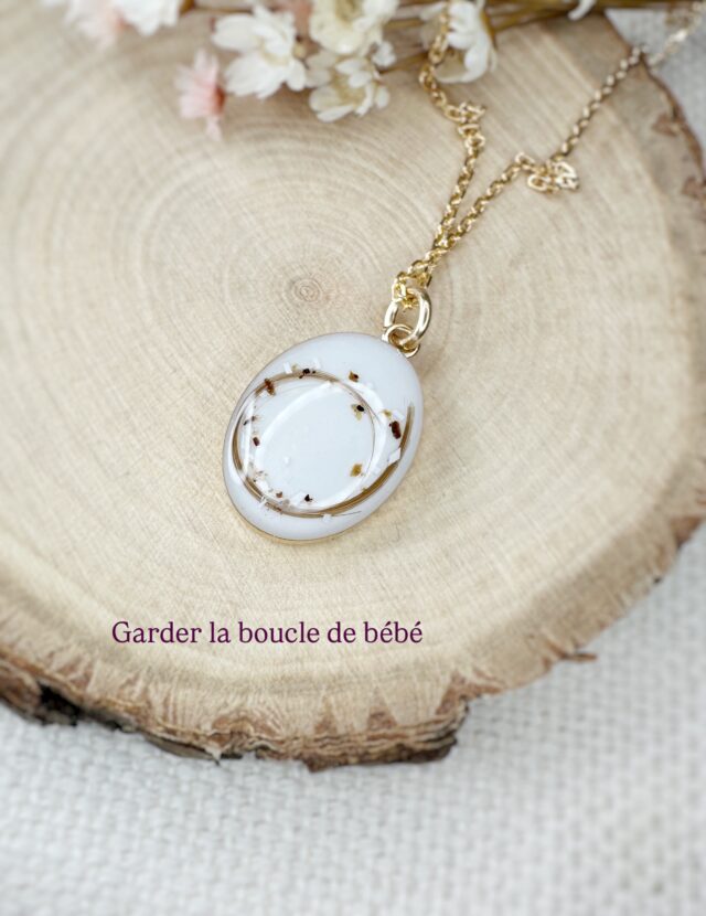 Saurez-vous trouver ce qu’il y a dans ce bijou en plus du lait maternel et de la boucle de cheveux ? La réponse en dernière slide ! 

Garder la forme de la boucle était une demande de cette maman, et je crois que j’aime beaucoup le résultat 🤩

Et toi t’e penses quoi ? 

Portez vos souvenirs près du coeur 💕
___________________________________

Modèles déposés ®️

Hello, moi c’est Mélane et je transforme tes souvenirs en bijou et broderies

🤍Bijoux contenant ton lait maternel pour un beau souvenir de ton allaitement, fleurs séchées de bouquet de mariée, sable, cendres, terre, cordon ombilical… les possibilités sont infinies ! Créons ensemble ton bijou souvenir, lien en bio ! 

💜 Broderies souvenirs avec les vêtements de bébé, de personnes qui nous ont quittées, des sweats à porter et reporter pour afficher fièrement son histoire de vie, lien en bio ! 

[ allaitement - Parentalité - maternité - motherhood - tétées - lait maternel - bijoux - souvenirs - bébé - enfant - toddler - newborn - nourrisson - infant - bijou au lait maternel - mode bébé- vêtements souvenirs - bébé 2026 ]

#allaitement #bébé2024  #parentalité #futuremaman 
#bébéenroute