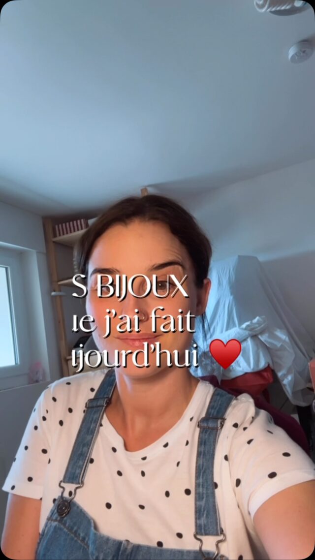Une journée à l’atelier Prunelle ☀️

Ok croise les doigts pour que les températures restent en dessous de 25 degrés dans mon demi sous-sol sinon je vais devoir à nouveau mettre en pause la production 😫

Portez vos souvenirs près du coeur 💕
___________________________________

Modèles déposés ®️

Hello, moi c’est Mélane et je transforme tes souvenirs en bijou et broderies

🤍Bijoux contenant ton lait maternel pour un beau souvenir de ton allaitement, fleurs séchées de bouquet de mariée, sable, cendres, terre, cordon ombilical… les possibilités sont infinies ! Créons ensemble ton bijou souvenir, lien en bio ! 

💜 Broderies souvenirs avec les vêtements de bébé, de personnes qui nous ont quittées, des sweats à porter et reporter pour afficher fièrement son histoire de vie, lien en bio ! 

[ allaitement - Parentalité - maternité - motherhood - tétées - lait maternel - bijoux - souvenirs - bébé - enfant - toddler - newborn - nourrisson - infant - bijou au lait maternel - mode bébé- vêtements souvenirs - bébé 2026 ]

#allaitement #bébé2026  #parentalité #futuremaman 
#bébéenroute