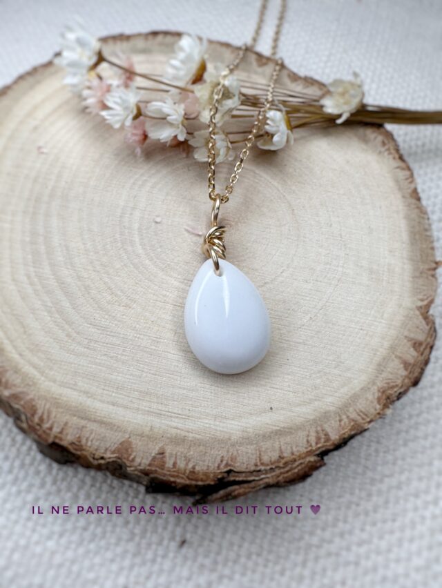 Une goutte de lait autour du coup comme une allégorie de votre histoire 

Portez vos souvenirs près du coeur 💕
___________________________________

Modèles déposés ®️

Hello, moi c’est Mélane et je transforme tes souvenirs en bijou et broderies

🤍Bijoux contenant ton lait maternel pour un beau souvenir de ton allaitement, fleurs séchées de bouquet de mariée, sable, cendres, terre, cordon ombilical… les possibilités sont infinies ! Créons ensemble ton bijou souvenir, lien en bio ! 

💜 Broderies souvenirs avec les vêtements de bébé, de personnes qui nous ont quittées, que des sweats à porter et reporter pour afficher fièrement son histoire de vie, lien en bio ! 

[ allaitement - Parentalité - maternité - motherhood - tétées - lait maternel - bijoux - souvenirs - bébé - enfant - toddler - newborn - nourrisson - infant - bijou au lait maternel - mode bébé- vêtements souvenirs - bébé 2026 ]

#allaitement #bébé2024  #parentalité #futuremaman 
#bébéenroute