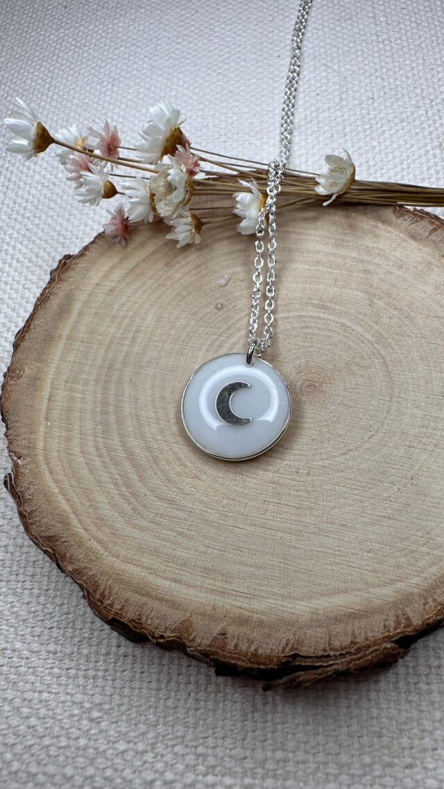 Évidemment les toutes fines qui viennent des petits bébés c’est hyper mignons, et en vrai je les adore ! 

Mais alors ça me met une pression ! 

Parce que si je ne réussi pas le placement du premier coup, je n’ai plus assez de cheveux pour recommencer 😱

Une fois j’ai du demander au papa de me renvoyer une mèche car je n’en avait plus. Heureusement,ce n’est arrivé qu’une fois en + 3 ans d’atelier ! 

Portez vos souvenirs près du coeur 💕
___________________________________

Modèles déposés ®️

Hello, moi c’est Mélane et je transforme tes souvenirs en bijou et broderies

🤍Bijoux contenant ton lait maternel pour un beau souvenir de ton allaitement, fleurs séchées de bouquet de mariée, sable, cendres, terre, cordon ombilical… les possibilités sont infinies ! Créons ensemble ton bijou souvenir, lien en bio ! 

💜 Broderies souvenirs avec les vêtements de bébé, de personnes qui nous ont quittées, que des sweats à porter et reporter pour afficher fièrement son histoire de vie, lien en bio ! 

[ allaitement - Parentalité - maternité - motherhood - tétées - lait maternel - bijoux - souvenirs - bébé - enfant - toddler - newborn - nourrisson - infant - bijou au lait maternel - mode bébé- vêtements souvenirs - bébé 2026 ]