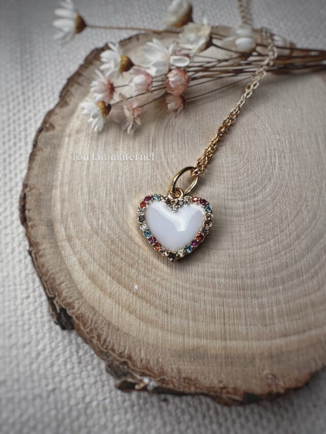 Une petite beauté de plus qui a rejoint son heureuse propriétaire  pour célébrer sont histoire, son allaitement, son bébé, sa maternité.

Oui, y’a tout ça dans un bijou souvenir Prunelle 💜

Portez vos souvenirs près du coeur 💕
___________________________________

Modèles déposés ®️

Hello, moi c’est Mélane et je transforme tes souvenirs en bijou et broderies

🤍Bijoux contenant ton lait maternel pour un beau souvenir de ton allaitement, fleurs séchées de bouquet de mariée, sable, cendres, terre, cordon ombilical… les possibilités sont infinies ! Créons ensemble ton bijou souvenir, lien en bio ! 

💜 Broderies souvenirs avec les vêtements de bébé, de personnes qui nous ont quittées, des sweats à porter et reporter pour afficher fièrement son histoire de vie, lien en bio ! 

[ allaitement - Parentalité - maternité - motherhood - tétées - lait maternel - bijoux - souvenirs - bébé - enfant - toddler - newborn - nourrisson - infant - bijou au lait maternel - mode bébé- vêtements souvenirs - bébé 2026 ]

#allaitement #bébé2026  #parentalité #futuremaman 
#bébéenroute
