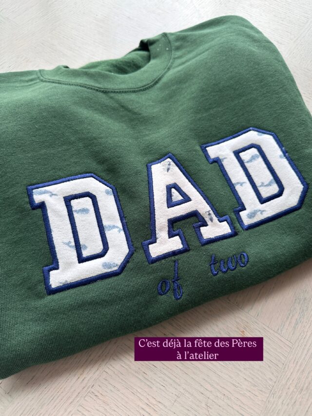 Je n’ai pas encore tout à fait fini les commandes de la fête des mères mais la fête des pères bat déjà son plein ! 🤩

Un beau sweat fait avec les pyjamas que bébé Adèle et bébé Achille ont beaucoup porté, pour un super papa poule 💜

Portez vos souvenirs près du coeur 💕
___________________________________

Modèles déposés ®️

Hello, moi c’est Mélane et je transforme tes souvenirs en bijou et broderies

🤍Bijoux contenant ton lait maternel pour un beau souvenir de ton allaitement, fleurs séchées de bouquet de mariée, sable, cendres, terre, cordon ombilical… les possibilités sont infinies ! Créons ensemble ton bijou souvenir, lien en bio ! 

💜 Broderies souvenirs avec les vêtements de bébé, de personnes qui nous ont quittées, des sweats à porter et reporter pour afficher fièrement son histoire de vie, lien en bio ! 

[ allaitement - Parentalité - maternité - motherhood - tétées - lait maternel - bijoux - souvenirs - bébé - enfant - toddler - newborn - nourrisson - infant - bijou au lait maternel - mode bébé- vêtements souvenirs - bébé 2026 ]

#allaitement #bébé2024  #parentalité #futuremaman 
#bébéenroute