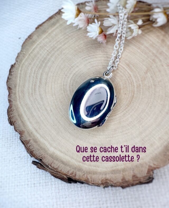 Et il y a même de la place pour répéter l’histoire de l’autre côté 🤩

Portez vos souvenirs près du coeur 💕
___________________________________

Modèles déposés ®️

Hello, moi c’est Mélane et je transforme tes souvenirs en bijou et broderies

🤍Bijoux contenant ton lait maternel pour un beau souvenir de ton allaitement, fleurs séchées de bouquet de mariée, sable, cendres, terre, cordon ombilical… les possibilités sont infinies ! Créons ensemble ton bijou souvenir, lien en bio ! 

💜 Broderies souvenirs avec les vêtements de bébé, de personnes qui nous ont quittées, des sweats à porter et reporter pour afficher fièrement son histoire de vie, lien en bio ! 

[ allaitement - Parentalité - maternité - motherhood - tétées - lait maternel - bijoux - souvenirs - bébé - enfant - toddler - newborn - nourrisson - infant - bijou au lait maternel - mode bébé- vêtements souvenirs - bébé 2026 ]

#allaitement #bébé2026  #parentalité #futuremaman 
#bébéenroute