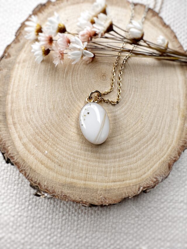 La beauté d’une nouvelle vie dans un bijou ✨

Portez vos souvenirs près du coeur 💕
___________________________________

Modèles déposés ®️

Hello, moi c’est Mélane et je transforme tes souvenirs en bijou et broderies

🤍Bijoux contenant ton lait maternel pour un beau souvenir de ton allaitement, fleurs séchées de bouquet de mariée, sable, cendres, terre, cordon ombilical… les possibilités sont infinies ! Créons ensemble ton bijou souvenir, lien en bio ! 

💜 Broderies souvenirs avec les vêtements de bébé, de personnes qui nous ont quittées, des sweats à porter et reporter pour afficher fièrement son histoire de vie, lien en bio ! 

[ allaitement - Parentalité - maternité - motherhood - tétées - lait maternel - bijoux - souvenirs - bébé - enfant - toddler - newborn - nourrisson - infant - bijou au lait maternel - mode bébé- vêtements souvenirs - bébé 2026 ]

#allaitement #bébé2026  #parentalité #futuremaman 
#bébéenroute