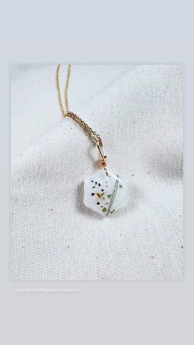 Revoir vos créations faites au début de l’aventure Prunelle, c’est si chouette 🥹

Portez vos souvenirs près du coeur 💕
___________________________________

Modèles déposés ®️

Hello, moi c’est Mélane et je transforme tes souvenirs en bijou et broderies

🤍Bijoux contenant ton lait maternel pour un beau souvenir de ton allaitement, fleurs séchées de bouquet de mariée, sable, cendres, terre, cordon ombilical… les possibilités sont infinies ! Créons ensemble ton bijou souvenir, lien en bio ! 

💜 Broderies souvenirs avec les vêtements de bébé, de personnes qui nous ont quittées, des sweats à porter et reporter pour afficher fièrement son histoire de vie, lien en bio ! 

[ allaitement - Parentalité - maternité - motherhood - tétées - lait maternel - bijoux - souvenirs - bébé - enfant - toddler - newborn - nourrisson - infant - bijou au lait maternel - mode bébé- vêtements souvenirs - bébé 2026 ]

#allaitement #bébé2026  #parentalité #futuremaman 
#bébéenroute